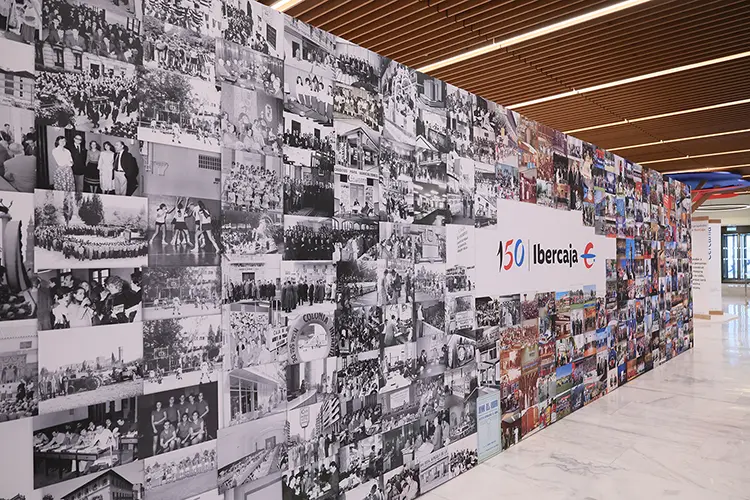 Muro con fotografías y actuales