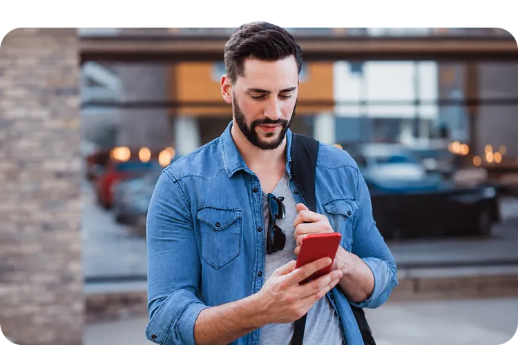 Hombre joven revisando las alertas de su móvil