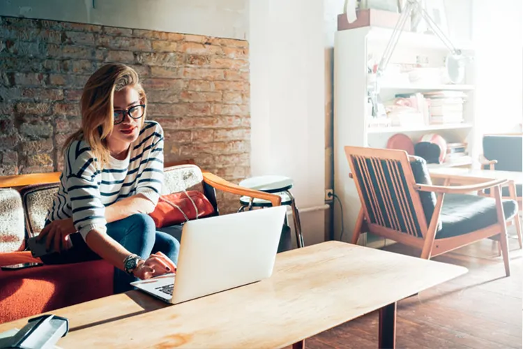 Mujer joven utilizando la banca digital de Ibercaja