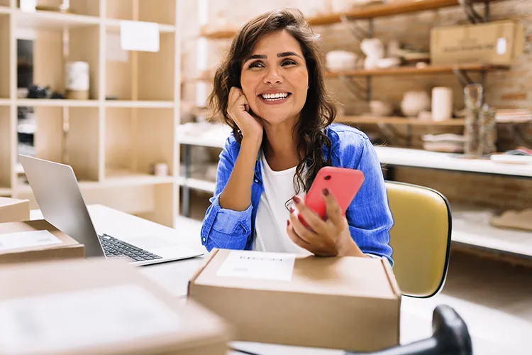 Mujer joven utilizando bizum con su teléfono móvil