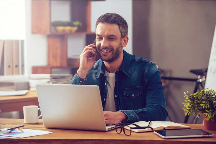 Hombre joven utilizando la banca telefónica de Ibercaja